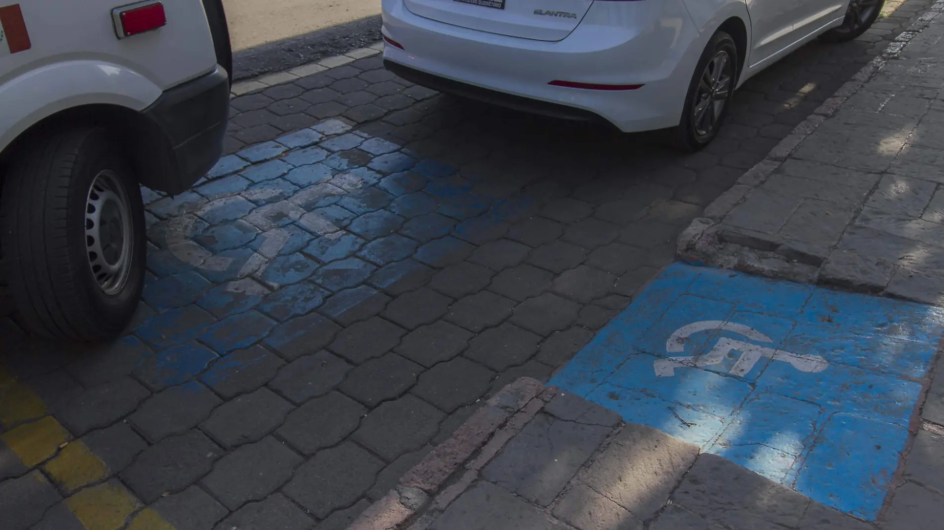 Rediseñarán señalética de cajones de estacionamiento destinados para personas con discapacidad.  Foto César Ortiz  El Sol de San Juan del Río.